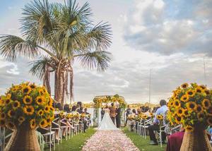 Ấn tượng với cách trang trí tiệc đám cưới bằng hoa hướng dương tuyệt đẹp