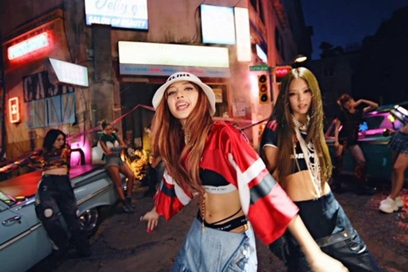 Cùng "song rap" trong MV "Pink Venom", Lisa chuẩn đại sứ thương hiệu, Jennie bị trêu là fan của MU